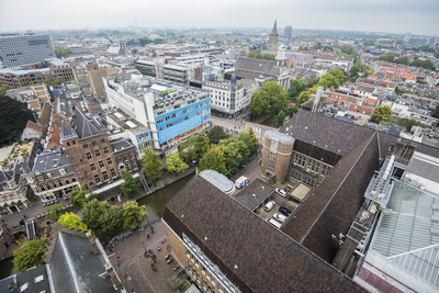 904990 Overzicht van de Oudegracht te Utrecht, ter hoogte van de Viebrug, vanaf de Neudeflat, uit het oosten, met links ...